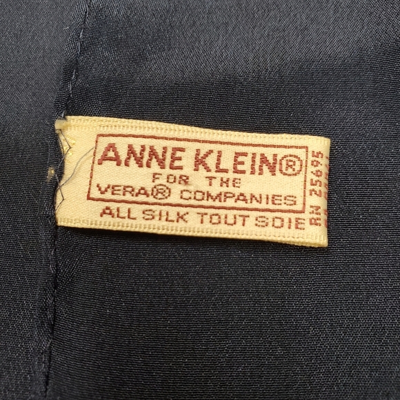 Vintage Anne Klein Blue and Gold Geometric Crest Scarf. 100% Silk. 34" x 34" - Picture 4 of 7